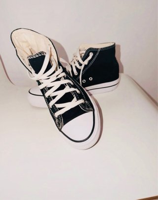 Zapatillas altas negras y blancas