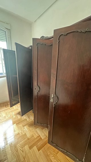 Armario de madera maciza vintage