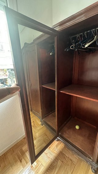 Armario de madera maciza vintage