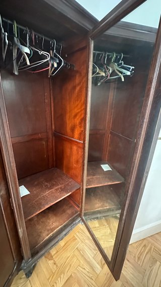 Armario de madera maciza vintage