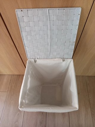 Cesta de ropa tejida beige y blanca