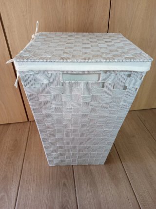Cesta de ropa tejida beige y blanca