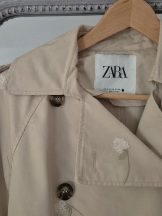 Gabardina Zara bordada flores beige