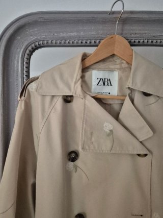 Gabardina Zara bordada flores beige