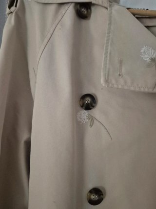 Gabardina Zara bordada flores beige