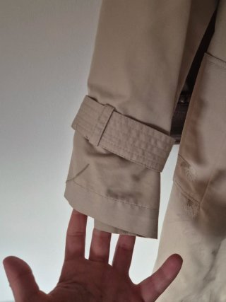 Gabardina Zara bordada flores beige