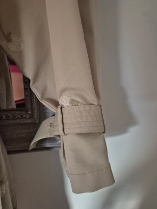 Gabardina Zara bordada flores beige