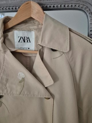 Gabardina Zara bordada flores beige