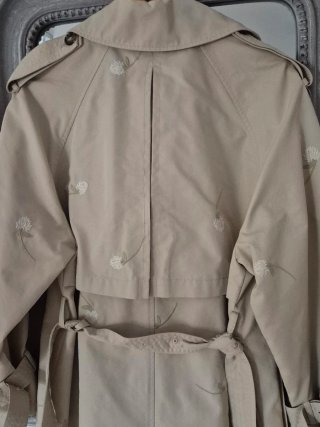 Gabardina Zara bordada flores beige