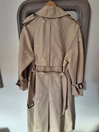 Gabardina Zara bordada flores beige
