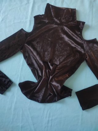 Top terciopelo hombros descubiertos talla S