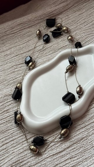 Collana lunga con perle nere e dorate