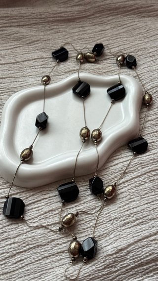 Collana lunga con perle nere e dorate