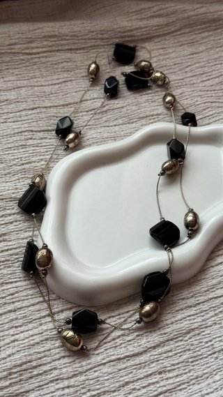 Collana lunga con perle nere e dorate
