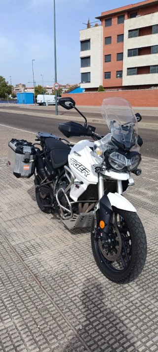 Triumph Tiger 800 XRT Blanca