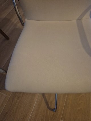 Silla de cuero y metal blanca