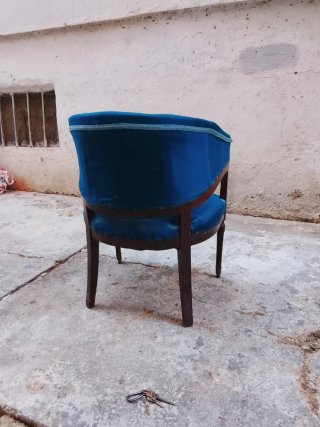 Sillón antiguo de terciopelo y madera