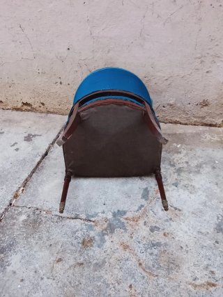 Sillón antiguo de terciopelo y madera