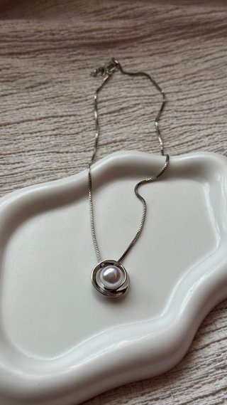Collana con perla bianca e ciondolo argentato