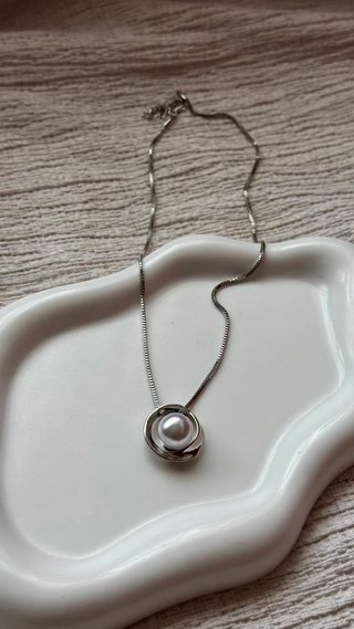 Collana con perla bianca e ciondolo argentato