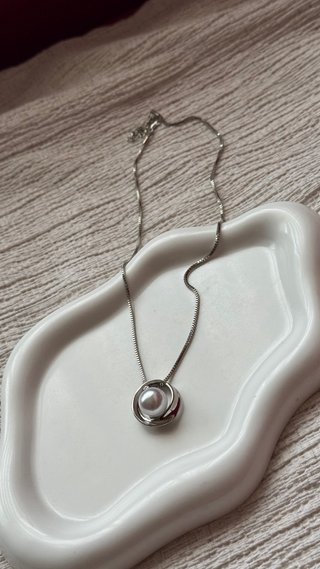 Collana con perla bianca e ciondolo argentato