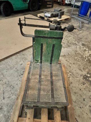 Báscula antigua de madera y metal