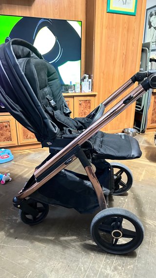 Carro Bebecar Negro y Rose Gold y maxicosi con cap