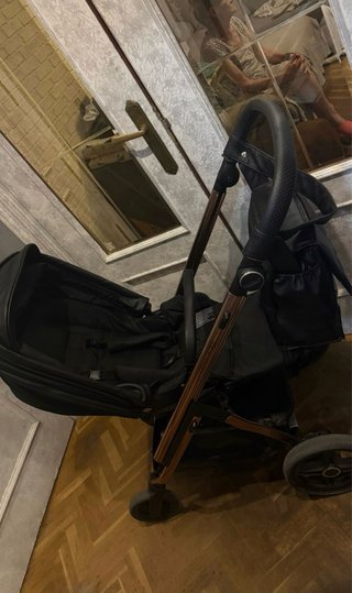 Carro Bebecar Negro y Rose Gold y maxicosi con cap