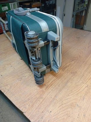 Maleta de viaje verde y plateada