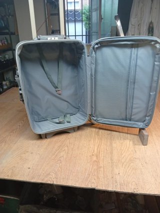 Maleta de viaje verde y plateada