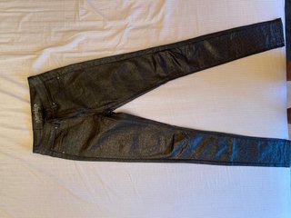 Pantalones tipo cuero polipiel con brillantina