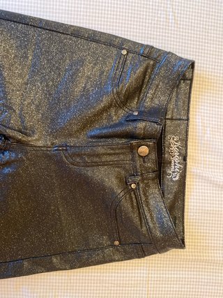 Pantalones tipo cuero polipiel con brillantina