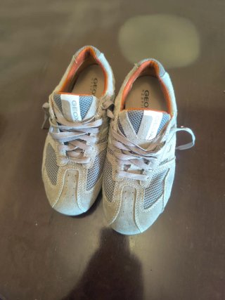 Zapatillas Geox grises y naranjas