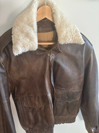 Cazadora de cuero marrón con cuello oferta