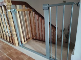 Valla de seguridad Lindam para escaleras