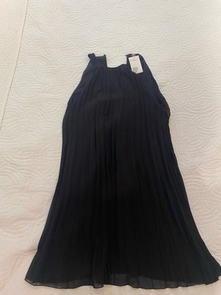 Vestido negro sin mangas plisado