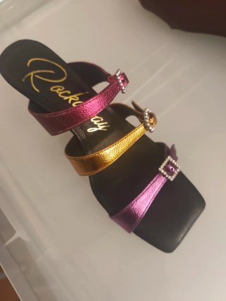 Sandalias doradas y rosas con pedrería