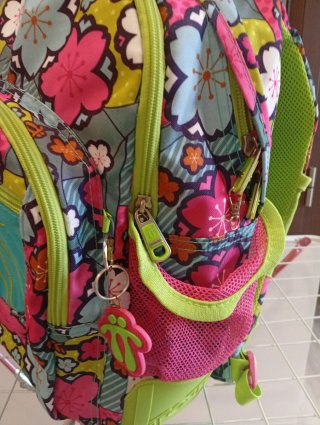 Mochila escolar infantil con estampado floral