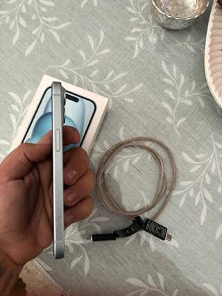 iPhone 15 practicamente nuevo Y cargador original