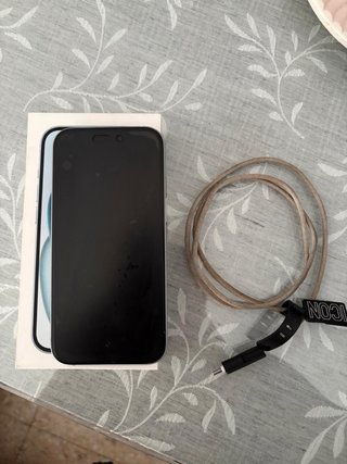 iPhone 15 practicamente nuevo Y cargador original
