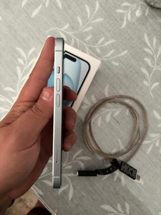iPhone 15 practicamente nuevo Y cargador original