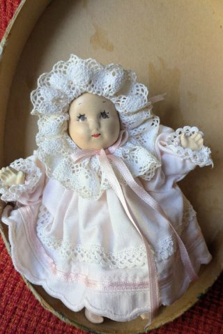 Bambola biscuit vintage con vestito rosa