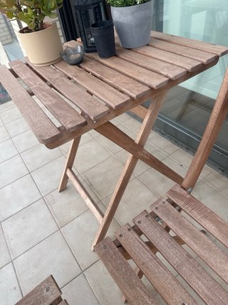 Tavolo e sedie pieghevoli in legno per esterni