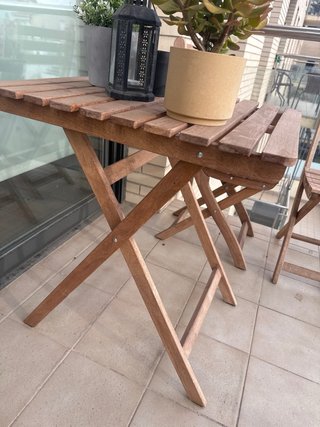 Tavolo e sedie pieghevoli in legno per esterni