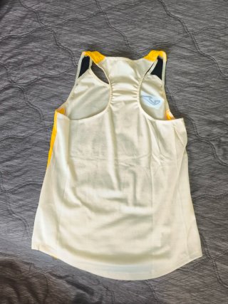 Camiseta deportiva Joma beige y amarilla