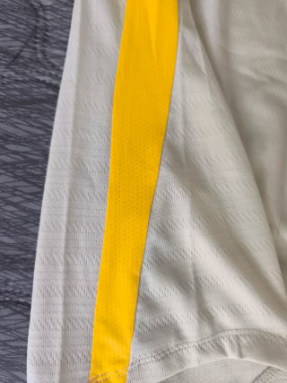 Camiseta deportiva Joma beige y amarilla