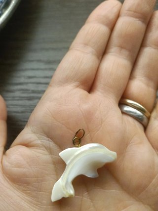 Ciondolo delfino in madreperla