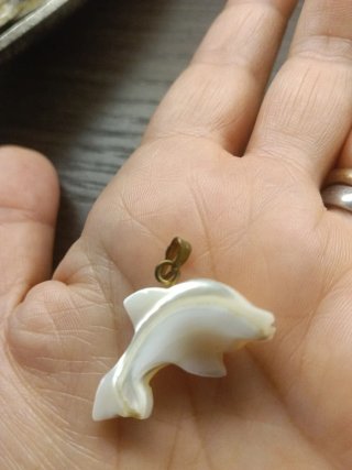 Ciondolo delfino in madreperla