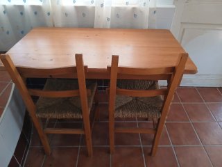 Mesa de madera con 2 sillas