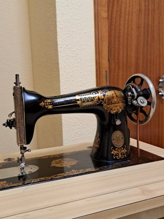 Máquina de coser Singer antigua con mueble